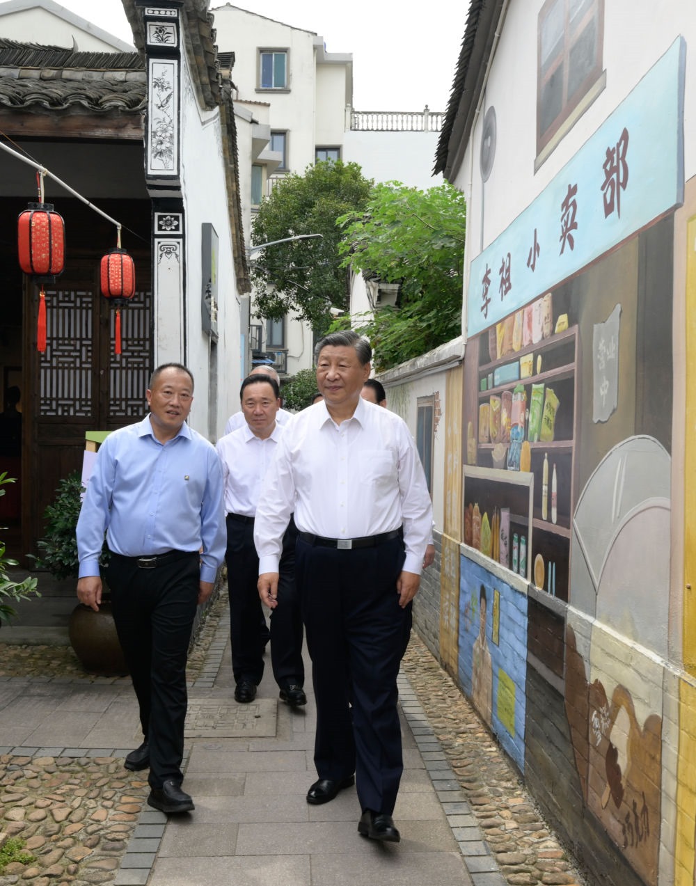 20日上午，習近平在金華市義烏市后宅街道李祖村考察。