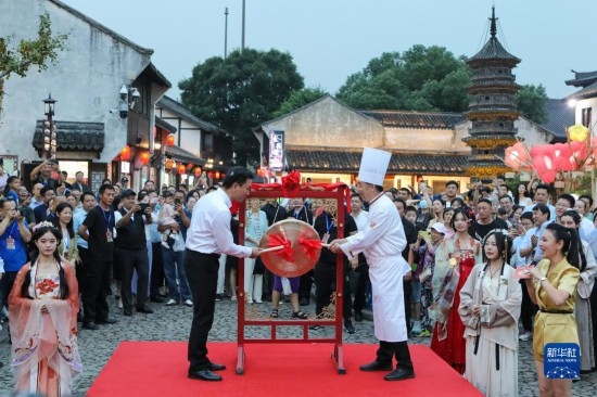 9月27日拍攝的2023年南翔國潮大會(huì)暨第十七屆上海南翔小籠文化展開幕儀式現(xiàn)場(chǎng)。
