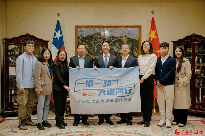 牛清報(bào)大使（中）與人民網(wǎng)、人民日?qǐng)?bào)社記者合影。 人民網(wǎng)記者 張若涵攝