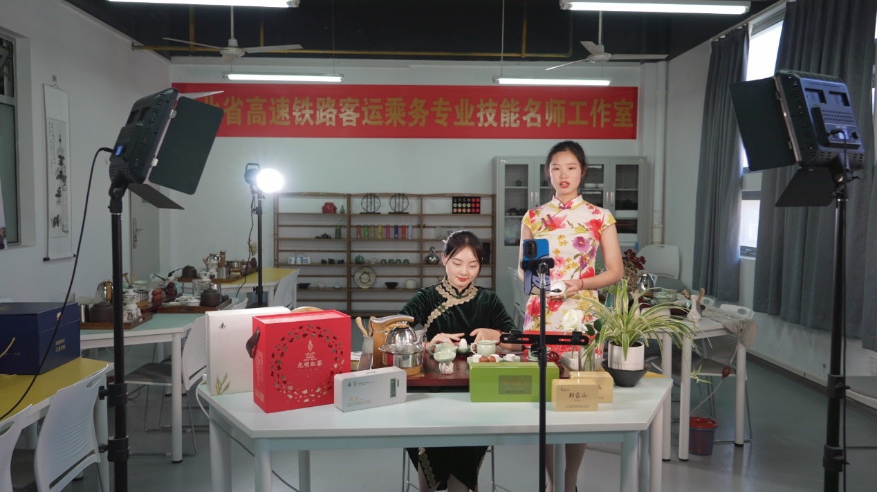 學(xué)生們正在直播。受訪單位供圖