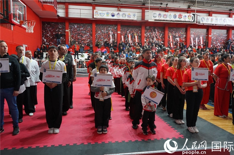 圖為開幕式現(xiàn)場運(yùn)動員入場儀式。人民網(wǎng)記者 許放攝