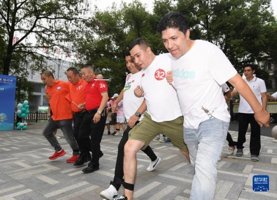 9月28日，在柯橋柯亭社區(qū)，各民族居民參加趣味運(yùn)動(dòng)會(huì)。