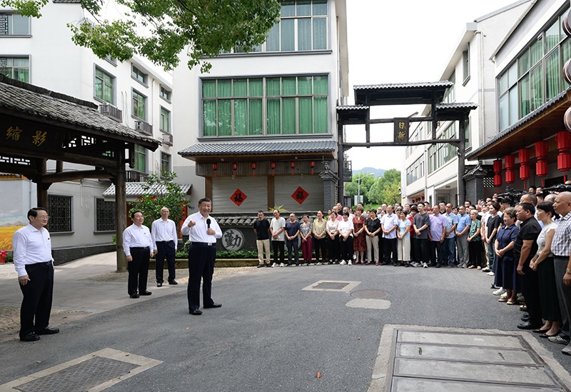 2023年9月20日，習(xí)近平在浙江省金華市義烏市后宅街道李祖村考察時，同群眾親切交流。
