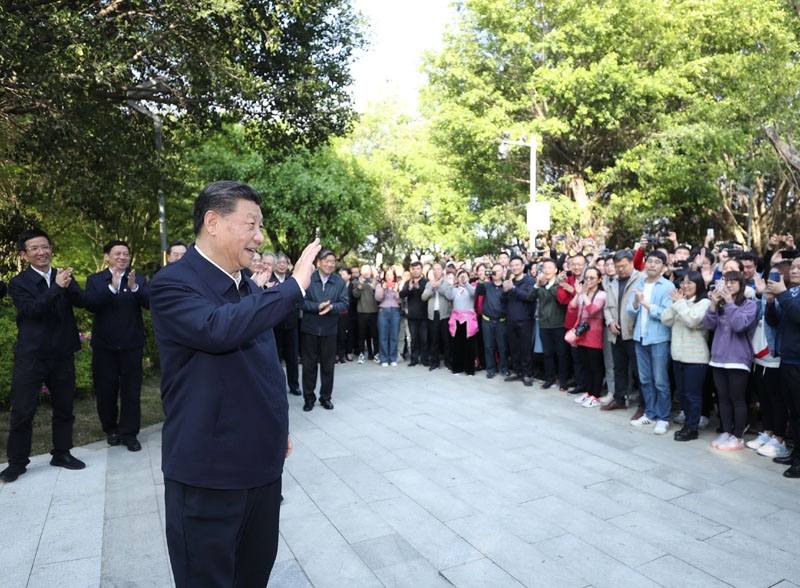 2021年3月24日，習(xí)近平在福建省福州市福山郊野公園考察時，向市民們招手致意。