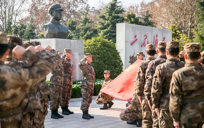 2018年12月14日，陸軍第71集團(tuán)軍某合成旅王杰生前所在連官兵組織黨員重溫入黨誓詞