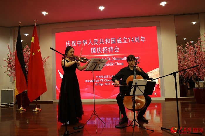 青年音樂家為來賓們現(xiàn)場演奏《我和我的祖國》。人民網記者 劉仲華攝