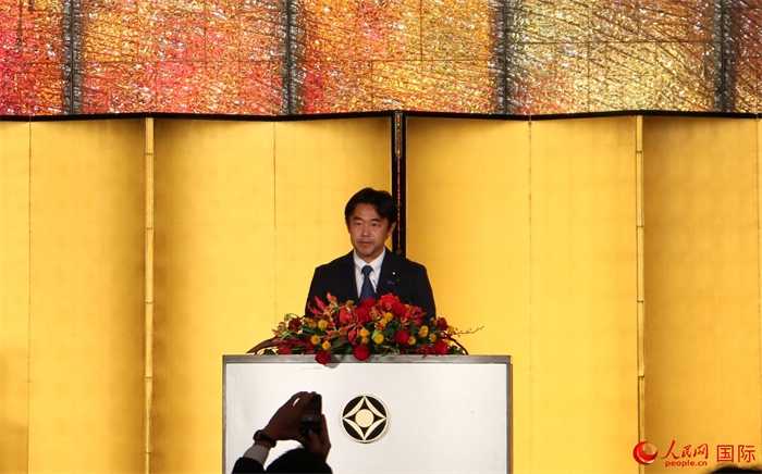 日本外務大臣政務官穗坂泰發(fā)表致辭。人民網 許可攝