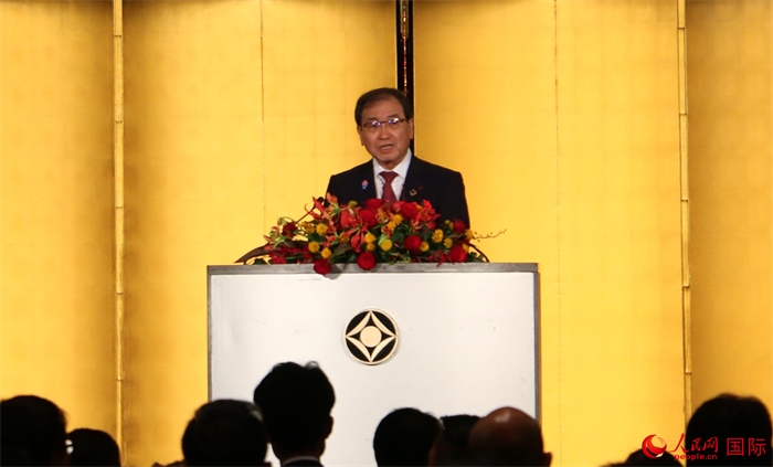 日本經濟團體聯合會會長十倉雅和發(fā)表致辭。人民網 許可攝