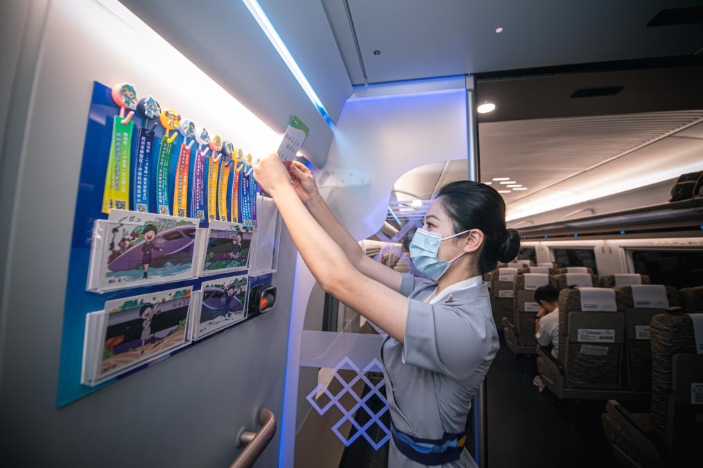 2023年9月16日，復(fù)興號(hào)亞運(yùn)智能動(dòng)車組列車正式載客運(yùn)營。新華社記者 江漢 攝