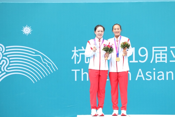 9月29日，鄭欽文(右)和朱琳在頒獎(jiǎng)儀式上合影。當(dāng)日，在杭州亞運(yùn)會(huì)網(wǎng)球女子單打決賽中，中國(guó)代表團(tuán)選手鄭欽文2:0戰(zhàn)勝隊(duì)友朱琳奪得冠軍。人民網(wǎng)記者 李乃妍攝