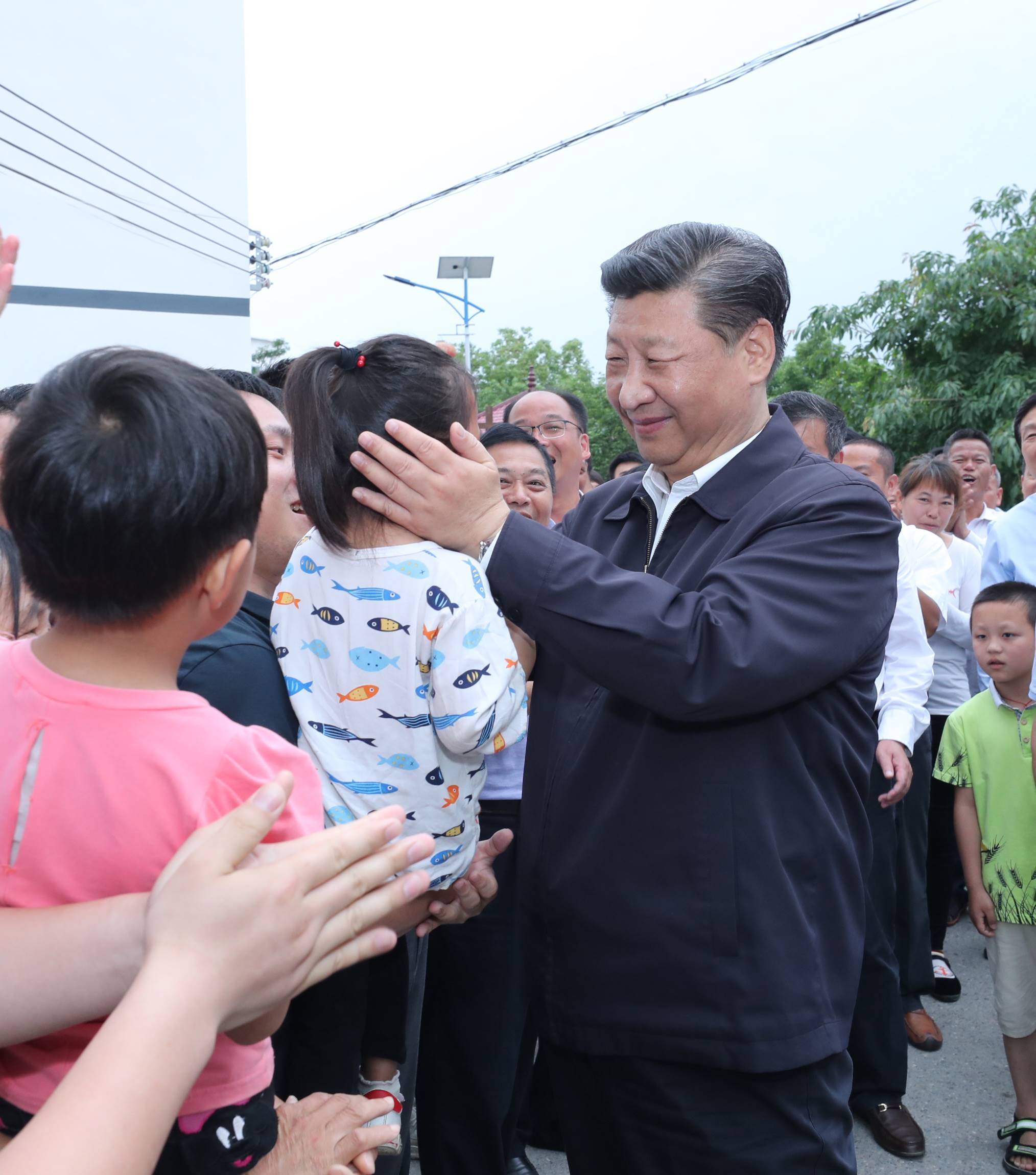 2019年5月20日，中共中央總書記、國(guó)家主席、中央軍委主席習(xí)近平深入贛南老區(qū)考察調(diào)研。這是習(xí)近平來(lái)到贛州市于都縣梓山鎮(zhèn)潭頭村親切看望老區(qū)群眾。新華社記者 鞠鵬 攝