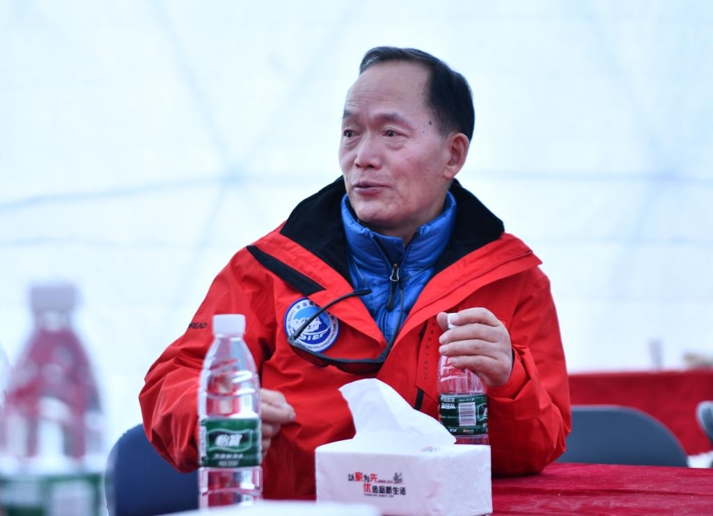 中國科學(xué)院院士、第二次青藏科考隊(duì)隊(duì)長姚檀棟在卓奧友峰登山大本營（9月29日攝）。新華社記者晉美多吉 攝