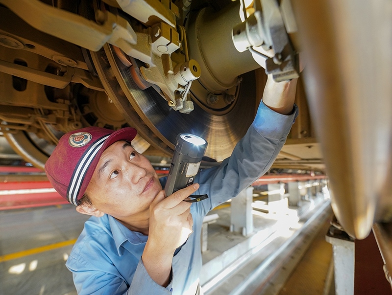 陳浦燕在對(duì)入庫(kù)動(dòng)車組進(jìn)行巡檢作業(yè)。受訪者供圖