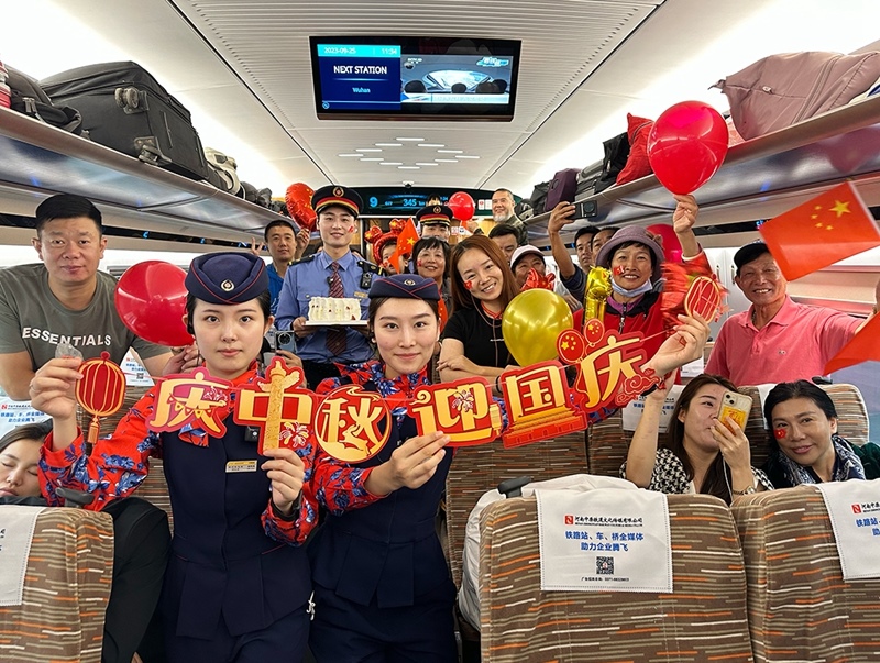 孫柄全與班組人員、旅客共同“慶中秋，迎國(guó)慶”。受訪者供圖