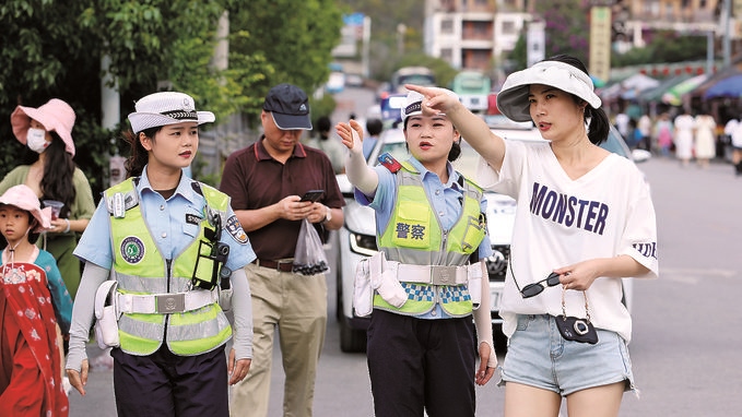 女子中隊(duì)隊(duì)員在小七孔景區(qū)給游客指路。莫玄毅攝