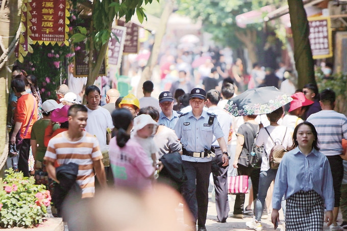 李莊派出所民警在古鎮(zhèn)景區(qū)巡邏。胡澎攝