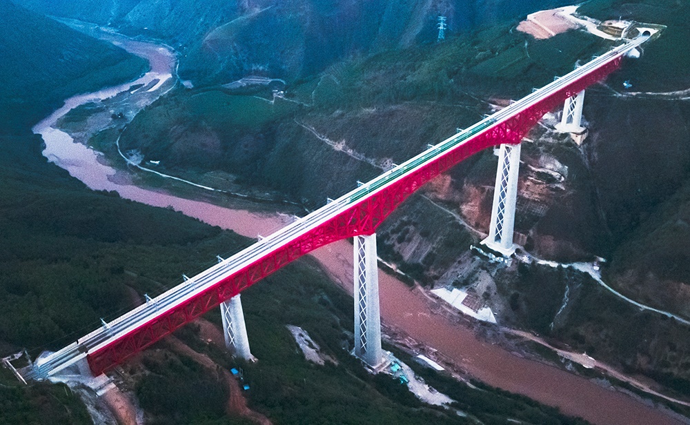 中老鐵路首發(fā)列車駛過中國云南省元江哈尼族彝族傣族自治縣境內(nèi)的元江雙線特大橋（2021年12月3日攝，無人機(jī)照片）。