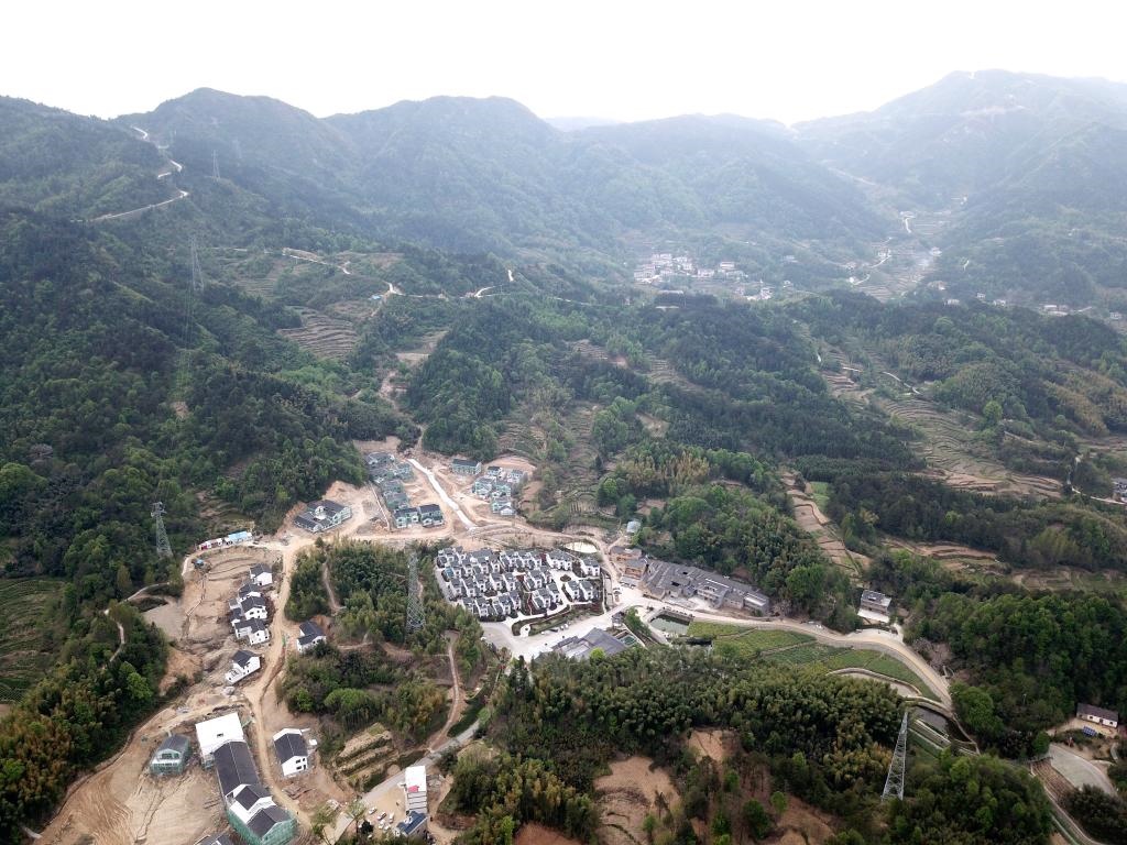 這是2020年4月16日拍攝的金寨縣大灣村村民新居（無(wú)人機(jī)照片）。新華社記者劉軍喜攝
