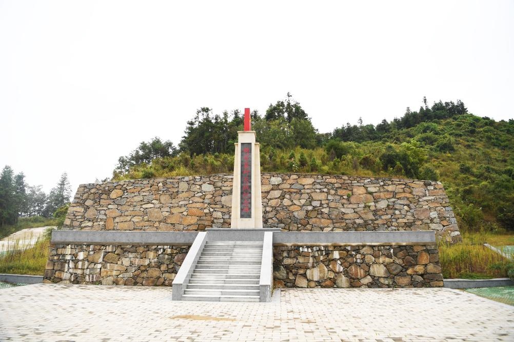 這是9月27日拍攝的田鋪大塆后山上的“韓家寨殲滅戰(zhàn)紀(jì)念碑”。新華社記者張浩然攝