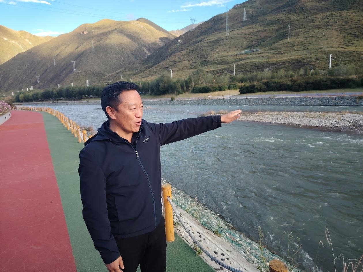 新寨街道辦事處主任其梅昂江（扎曲河新寨街道段河長(zhǎng)）。受訪者供圖