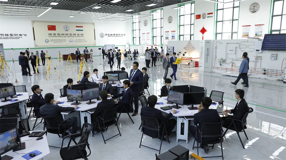 4月12日，學生們在塔吉克斯坦首都杜尚別的魯班工坊內(nèi)學習與實踐。新華社發(fā)（奧斯帕諾夫攝）