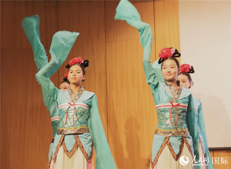 兩國文化志愿者共同表演中國傳統(tǒng)舞蹈。人民網(wǎng)記者 陳海琪攝