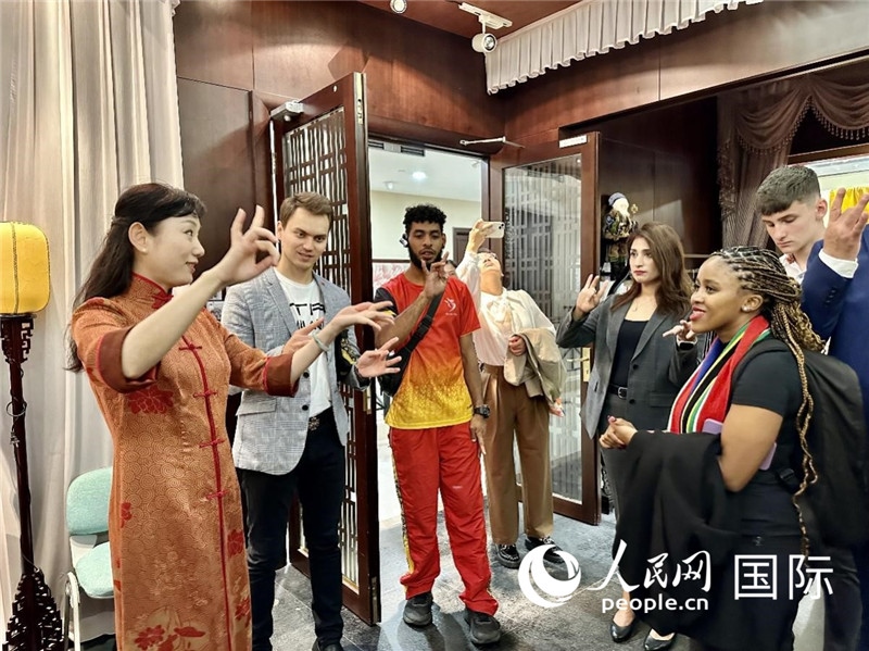 國(guó)際民間人士代表團(tuán)參觀古北市民中心昆曲教室。人民網(wǎng)記者 周雨攝