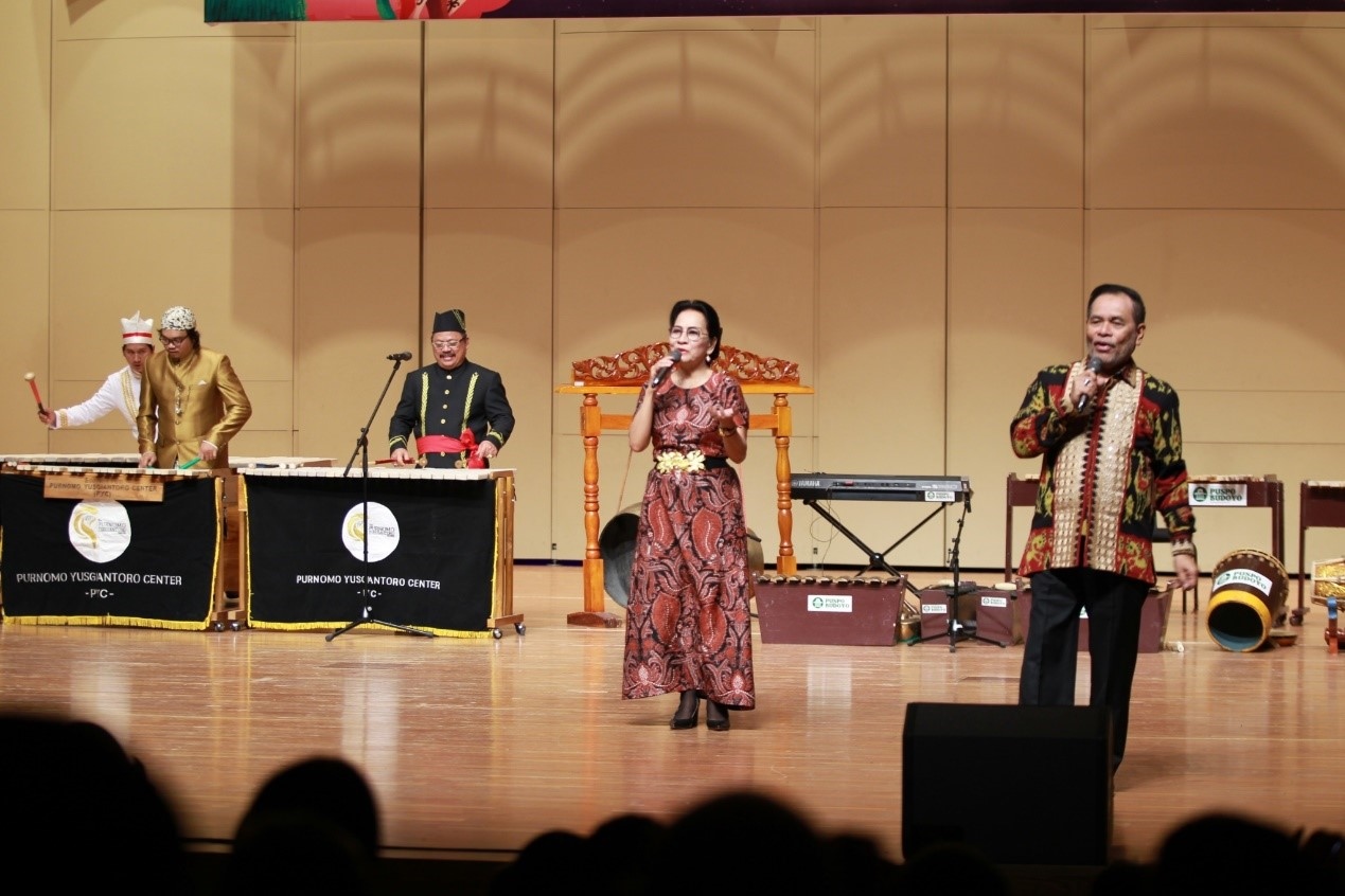 印尼駐華大使周浩黎及夫人艾茜薇演唱中文歌曲《月亮代表我的心》。印尼駐華大使館供圖