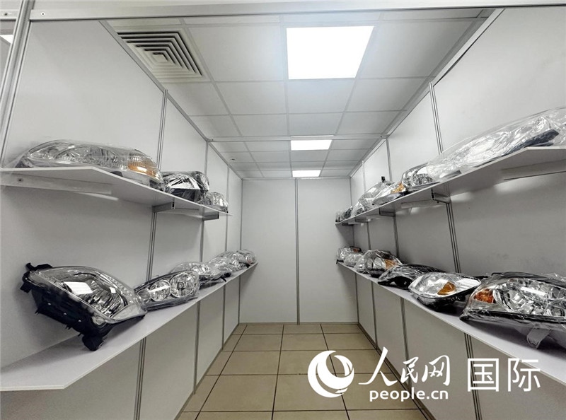 在位于莫斯科格林伍德國際貿(mào)易中心的浙江寧波優(yōu)質(zhì)商品展銷中心內(nèi)，展示著來自浙江寧波慈溪市的汽車配件樣品。人民網(wǎng)記者 申佳平攝