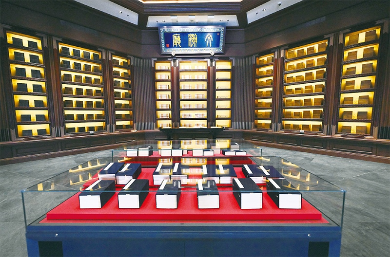 建設(shè)中國(guó)國(guó)家版本館，是以習(xí)近平同志為核心的黨中央作出的重大決策，是文明大國(guó)建設(shè)的基礎(chǔ)工程，是功在當(dāng)代、利在千秋的標(biāo)志性文化工程，充分體現(xiàn)了我們黨傳承發(fā)展中華文化的高度自覺(jué)、汲取歷史智慧更好走向未來(lái)的歷史主動(dòng)。圖為2023年5月拍攝的中國(guó)國(guó)家版本館中央總館文瀚廳。 新華社發(fā)