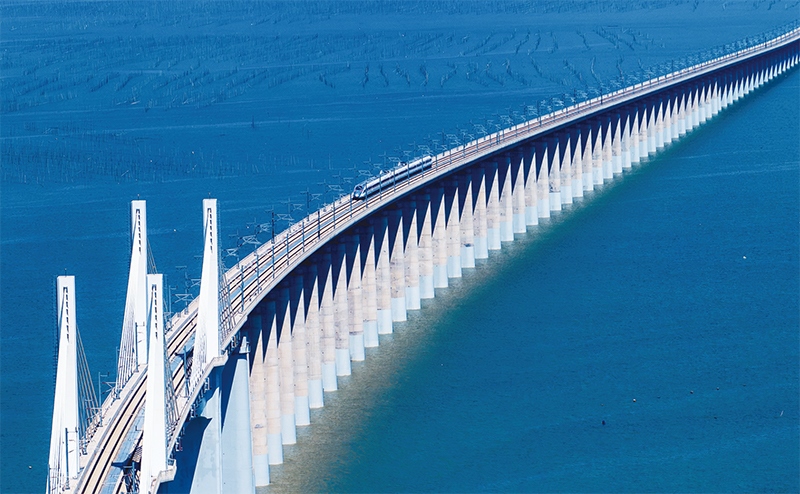 2023年9月28日，中國(guó)首條時(shí)速350公里跨海高鐵——福廈高鐵正式開(kāi)通運(yùn)營(yíng)。圖為一列運(yùn)行試驗(yàn)車(chē)組駛過(guò)福廈高鐵湄洲灣跨海大橋（9月19日攝，無(wú)人機(jī)照片）。 新華社記者 魏培全/攝