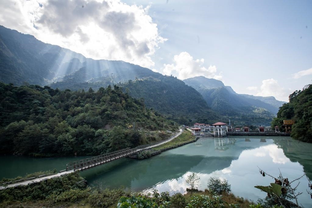 這是2022年11月8日拍攝的尼泊爾上馬相迪A水電站大壩。上馬相迪A水電站位于尼泊爾西部勒姆宗縣，2013年1月開工建設(shè)，2017年1月1日投入商業(yè)運(yùn)營。該水電站投入運(yùn)營以來，極大緩解了尼泊爾電力緊缺局面。新華社發(fā)（哈里·馬哈爾詹 攝）