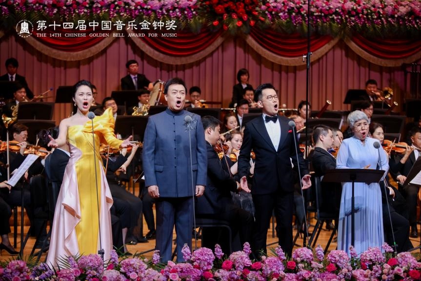 龔爽（左一）、呂繼宏（左二）、石倚潔（右二）、迪里拜爾（右一）四位藝術家領唱《領航》。主辦方供圖