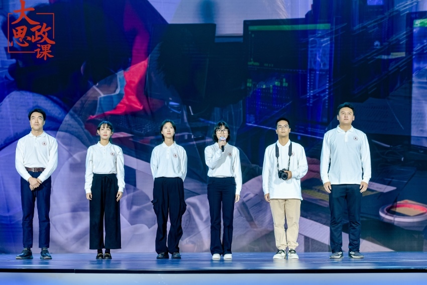 四川大學(xué)三星堆遺址考古隊(duì)隊(duì)長、考古文博學(xué)院教授黎海超和四川大學(xué)三星堆遺址考古隊(duì)隊(duì)員們