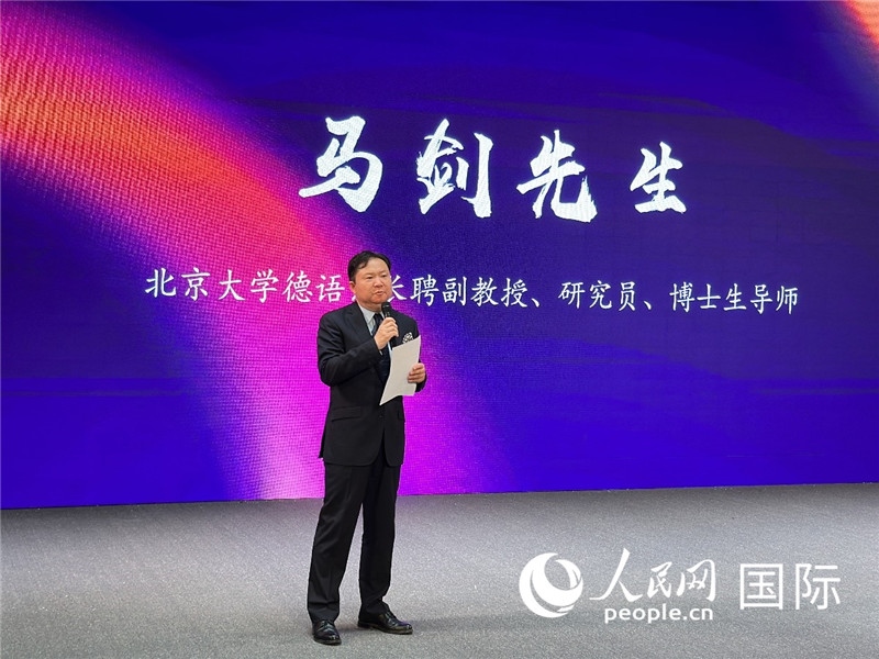 北京大學德語系長聘副教授馬劍點評學生表現(xiàn)。（攝影：張麗鷗）