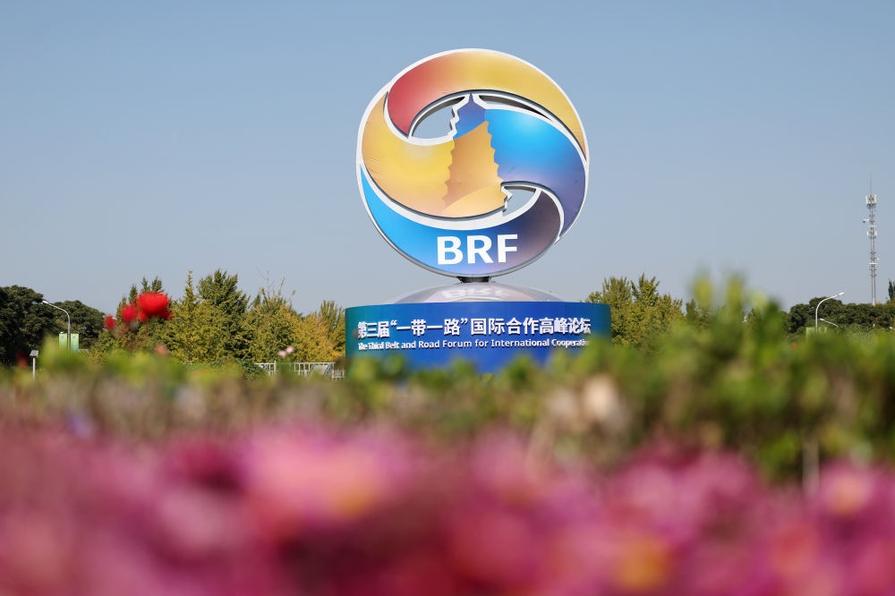 這是在北京市北土城路附近拍攝的“一帶一路”國際合作高峰論壇景觀布置（2023年10月16日攝）。