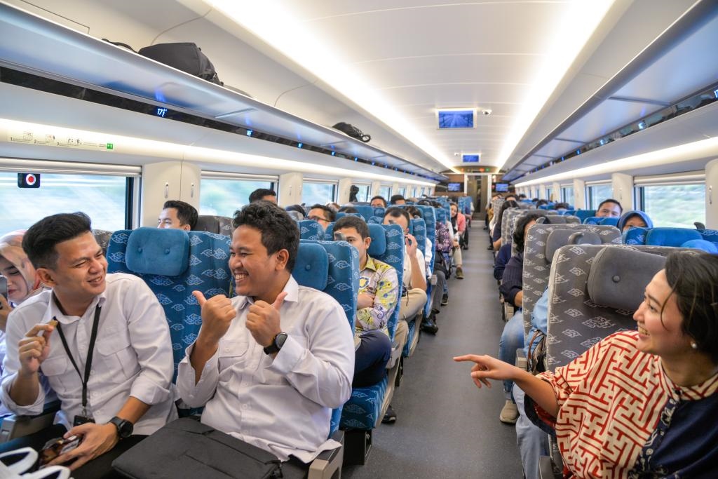 10月17日，乘客在行駛中的雅萬(wàn)高鐵高速動(dòng)車組列車車廂內(nèi)交談。
