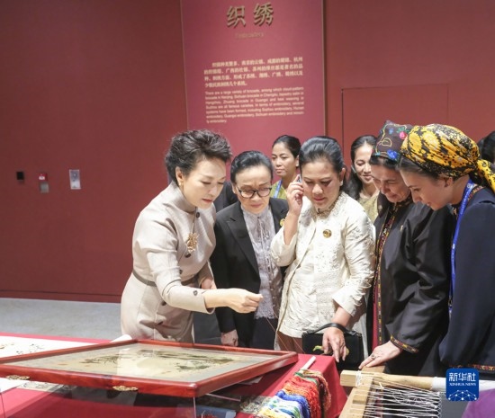  10月18日上午，國家主席習(xí)近平夫人彭麗媛邀請出席第三屆“一帶一路”國際合作高峰論壇的外方領(lǐng)導(dǎo)人夫人參觀中國工藝美術(shù)館（中國非物質(zhì)文化遺產(chǎn)館）。這是彭麗媛同外方領(lǐng)導(dǎo)人夫人觀看刺繡。新華社記者 殷博古 攝
