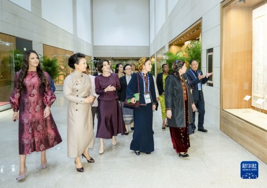  10月18日上午，國家主席習(xí)近平夫人彭麗媛邀請出席第三屆“一帶一路”國際合作高峰論壇的外方領(lǐng)導(dǎo)人夫人參觀中國工藝美術(shù)館（中國非物質(zhì)文化遺產(chǎn)館）。這是彭麗媛同外方領(lǐng)導(dǎo)人夫人聽取中華戲曲文化介紹。新華社記者 翟健嵐 攝