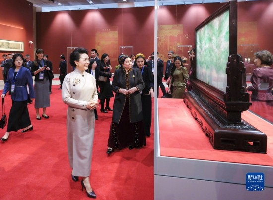  10月18日上午，國家主席習(xí)近平夫人彭麗媛邀請出席第三屆“一帶一路”國際合作高峰論壇的外方領(lǐng)導(dǎo)人夫人參觀中國工藝美術(shù)館（中國非物質(zhì)文化遺產(chǎn)館）。這是彭麗媛同外方領(lǐng)導(dǎo)人夫人參觀展品。新華社記者 丁林 攝