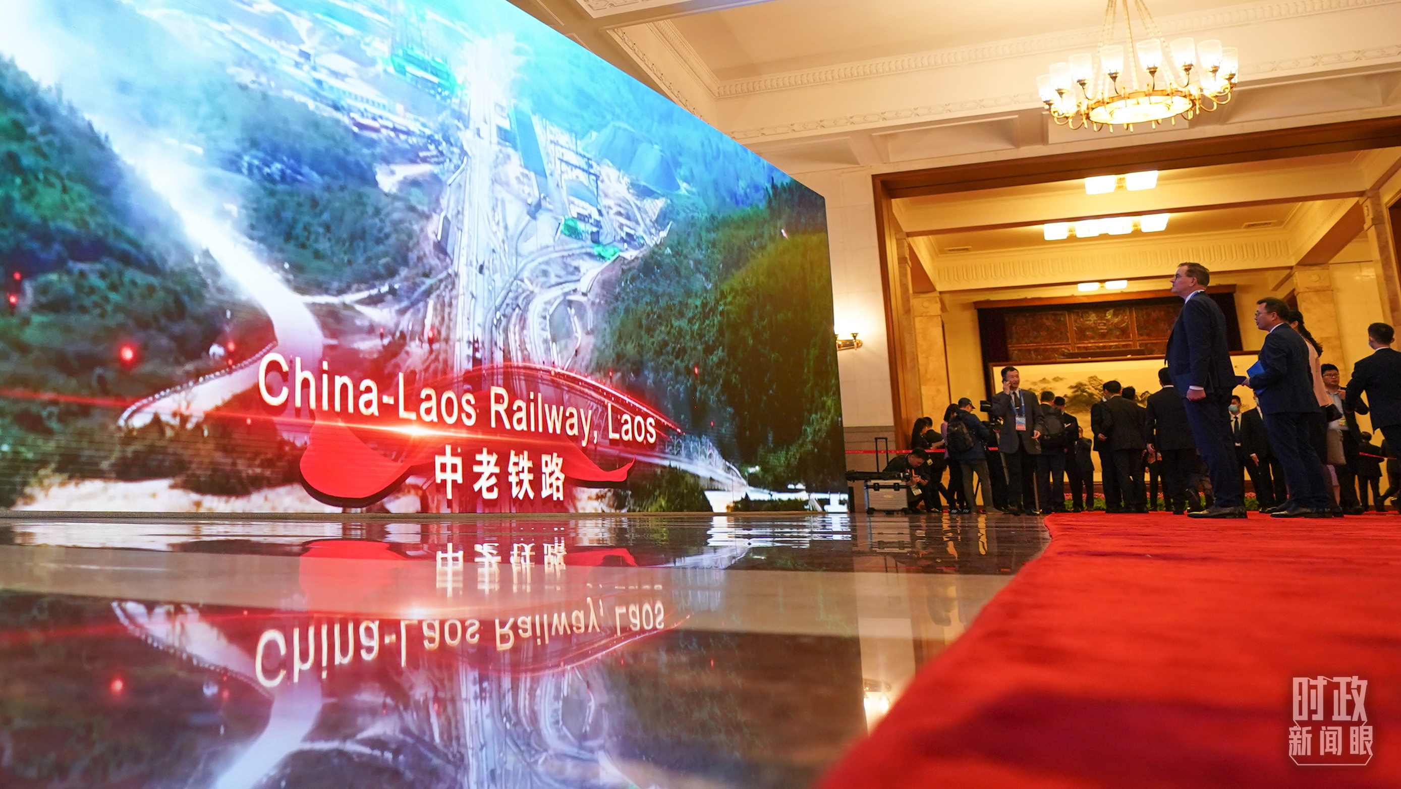 △人民大會(huì)堂，參會(huì)人員駐足了解“一帶一路”標(biāo)志性項(xiàng)目。（總臺(tái)國(guó)廣記者李晉拍攝）