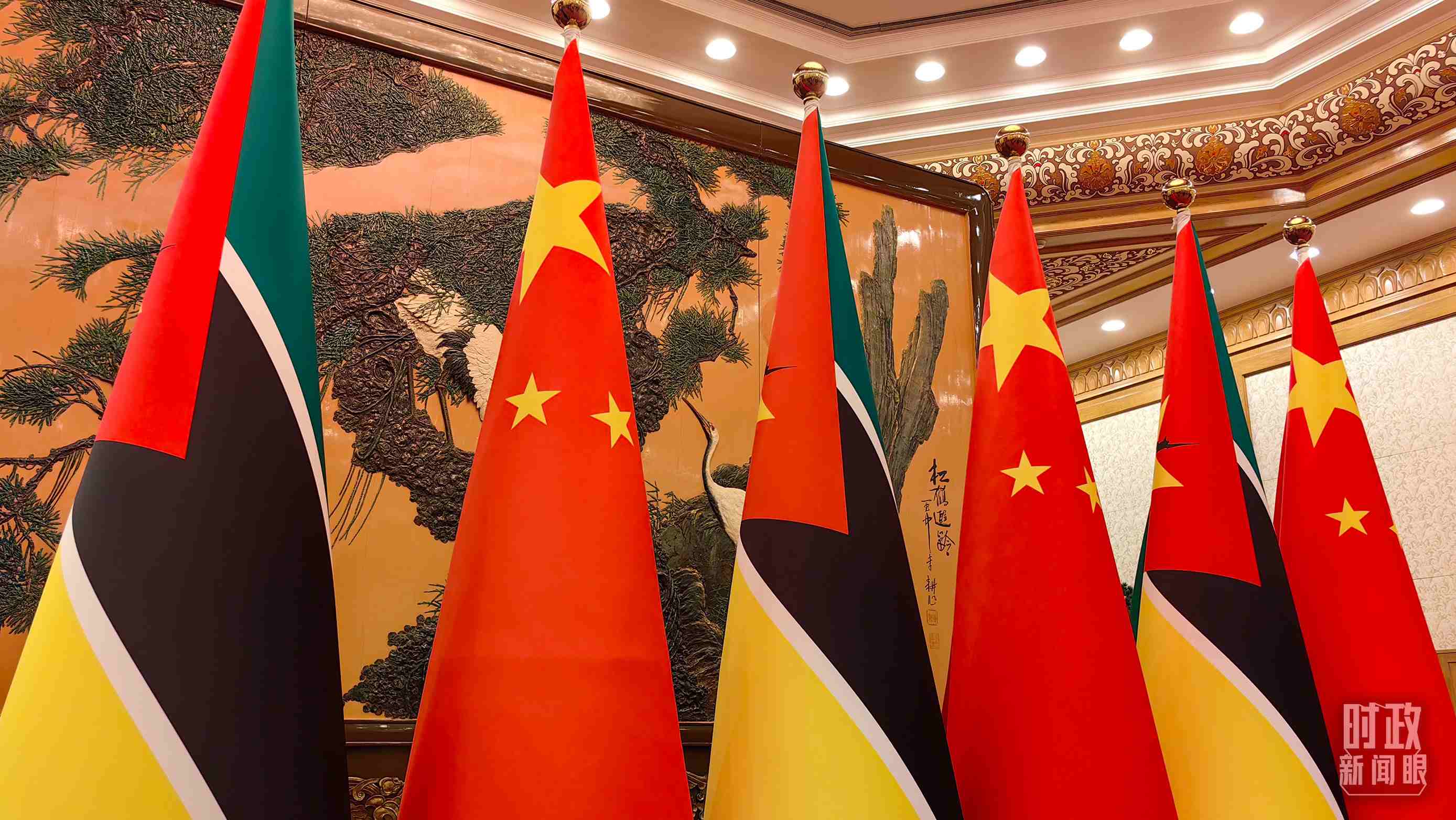 △會(huì)見現(xiàn)場(chǎng)，中國(guó)、莫桑比克兩國(guó)國(guó)旗。（總臺(tái)央廣記者潘毅拍攝）