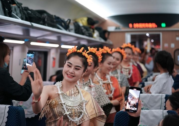老撾工作人員在中老鐵路上開行的D887次國(guó)際旅客列車上表演（4月13日攝）。新華社記者 邢廣利 攝