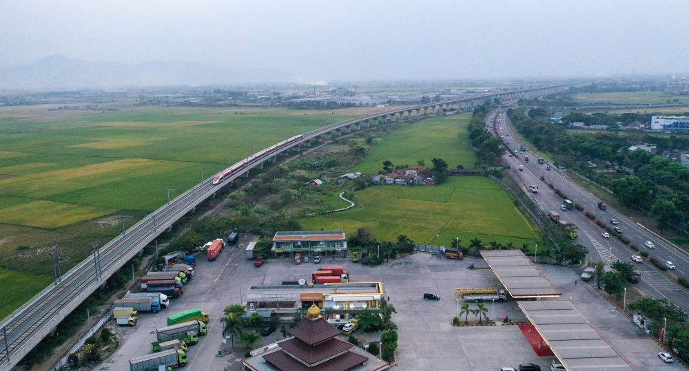 這是在印度尼西亞萬隆拍攝的一列行駛中的雅萬高鐵高速動車組列車（2023年10月17日攝，無人機照片）。新華社記者 徐欽 攝