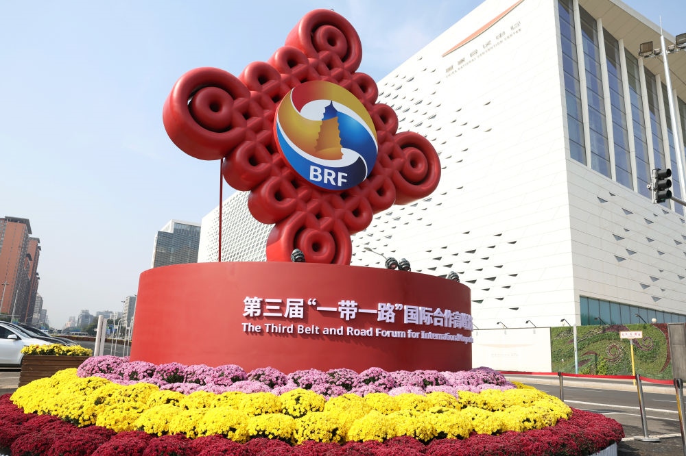 這是在北京國家會議中心附近拍攝的“一帶一路”國際合作高峰論壇景觀布置（2023年10月17日攝）。新華社記者 陳斌 攝