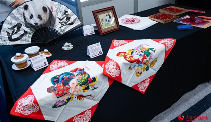 活動(dòng)現(xiàn)場(chǎng)的現(xiàn)場(chǎng)文創(chuàng)展、互動(dòng)體驗(yàn)區(qū)、非遺區(qū)展示。人民網(wǎng) 郭錦標(biāo)攝