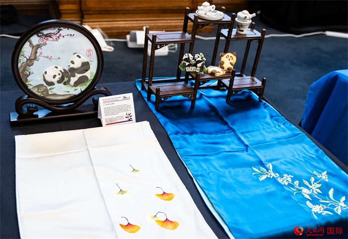 活動(dòng)現(xiàn)場(chǎng)的現(xiàn)場(chǎng)文創(chuàng)展、互動(dòng)體驗(yàn)區(qū)、非遺區(qū)展示。人民網(wǎng) 郭錦標(biāo)攝