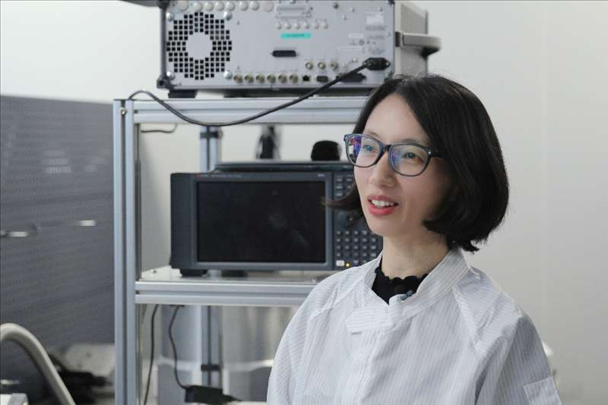李婧在中國科學(xué)院紫金山天文臺(tái)毫米波和亞毫米波技術(shù)實(shí)驗(yàn)室。（受訪者供圖）