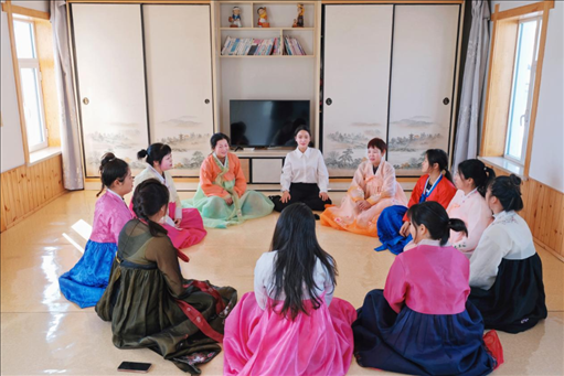 2023年6月，楊麗娜（后中）對擔(dān)任民宿管家的光東村村民們進(jìn)行標(biāo)準(zhǔn)化培訓(xùn)。（新華社記者金津秀攝）