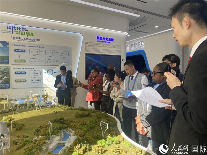 2023“一帶一路”媒體合作論壇聯(lián)合采訪團參訪中國能建。人民網(wǎng)記者 于洋攝